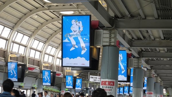品川駅港南口自由通路のディスプレイ広告に『ケイリー君』登場